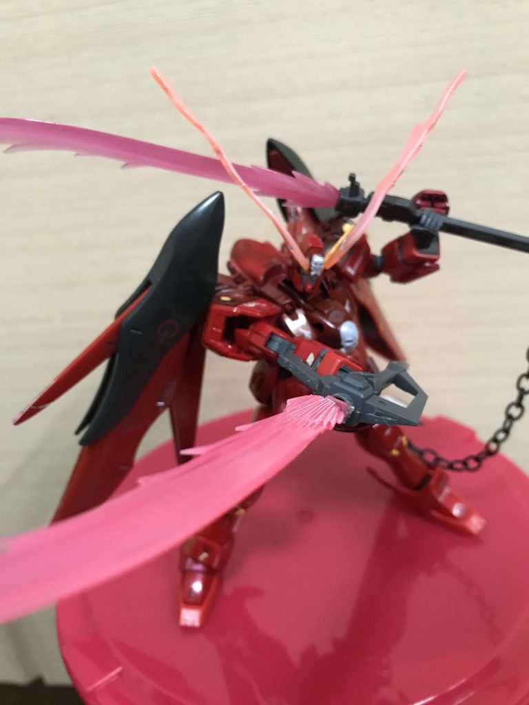 武装右側・ジオニックバスタージオニックソードの柄の部分を改造した武装。エルドラドのビームシールドを破る為に出力が高い武装に仕上がっている