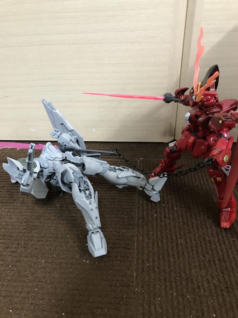 チェーンザンバーシザーアンカーを発射する時間を短縮する為の新規武装。投擲武器であるが、持ち手を持つことで斬撃を敵機に与える事かできる