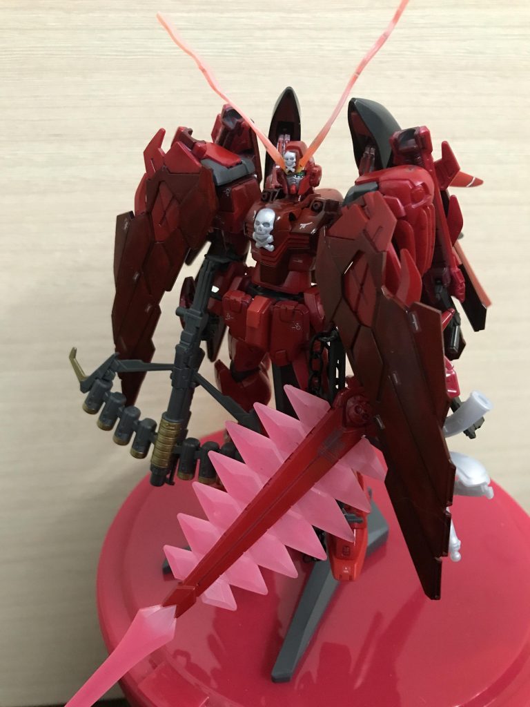 フルアームズ装備フルマントの内側に武装を内蔵できるIフィールドを肩に装備している