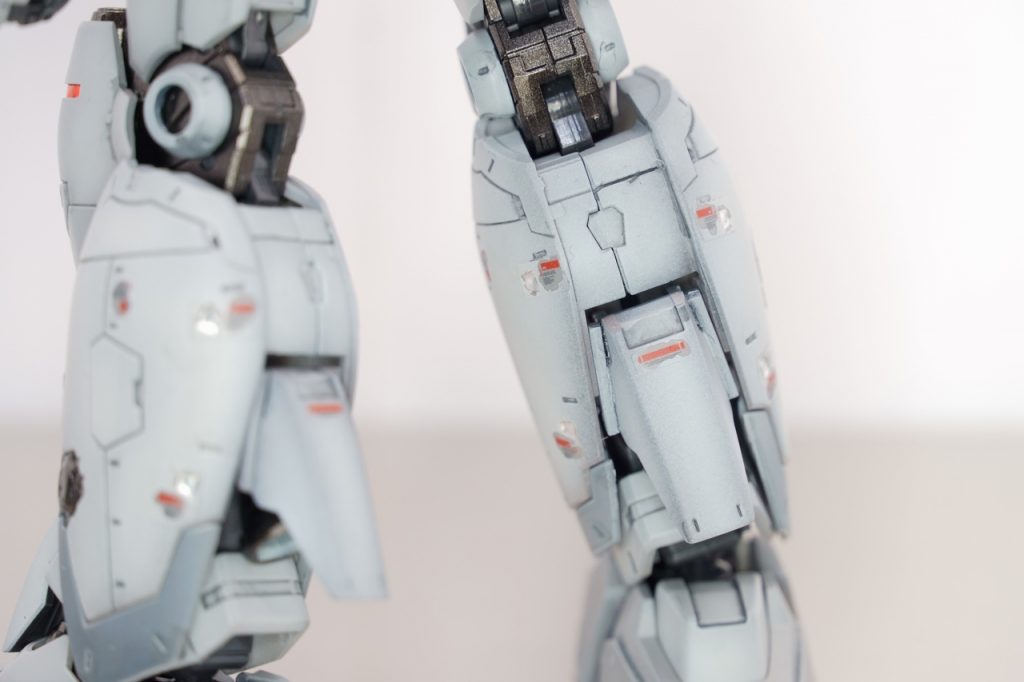 脚があまりにも細すぎな感じがして気に入らなかったので、後ろ外側に約2㎜ほど幅増ししています。素組と比べたら、なんかちょっと安定感がある?くらいのアレンジを狙ってみました。