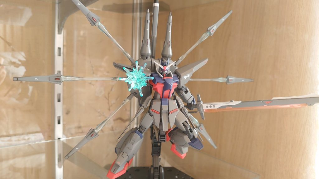 中身がデスティニーなのでお馴染みのポーズが自在にとれますね。レジェンドはこんな武装は持ってないんですが(笑)こんなにレジェンドガンダムが格好良くなるなんて・・・これならデスティニーやインパルスと並べてもあまり違和感はないハズ。高校生の頃の自分に見せてやりたい。