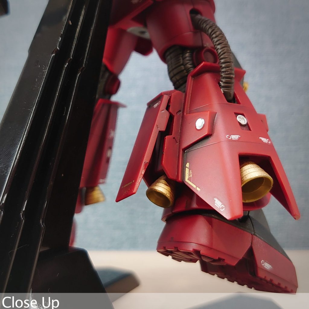 デカールは汎用の物を各所に、余っていたシナンジュの金色デカールも貼ってみました