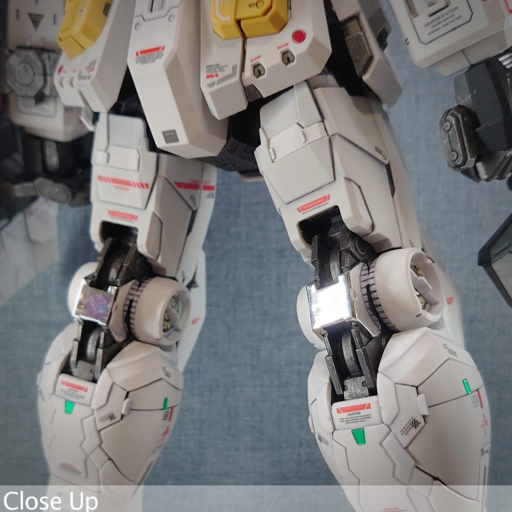 基本的には成型色で仕上げていますが、内部フレームは金属っぽい仕上げに組んでしまえばほぼ見えないですが、密度の高い箇所に鈍いハイライトが入るので、効果的な気がします