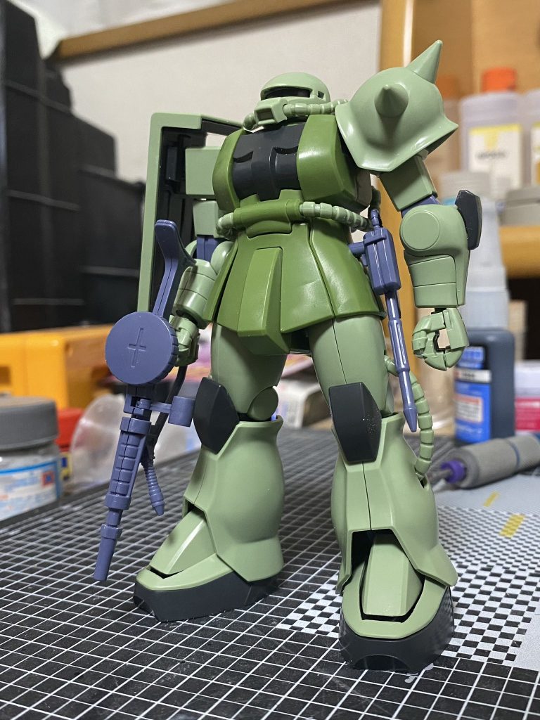 頭部の高さを1ミリ幅詰め、足部と足の甲部を別々にカットし、甲部の裏側にはボールジョイントを仕込みました。