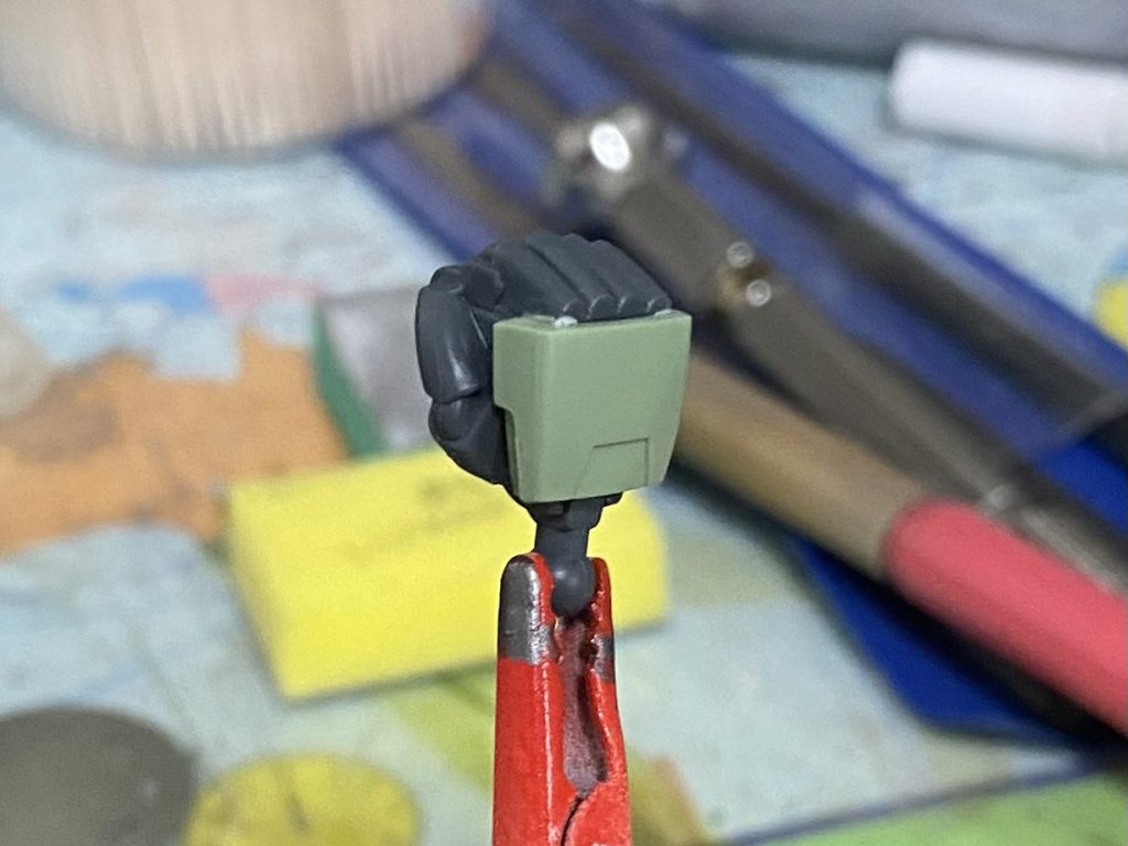 ビルドハンズ(丸)の握り拳にザクの手甲部を流用しています。ザクに接続するつもりです。