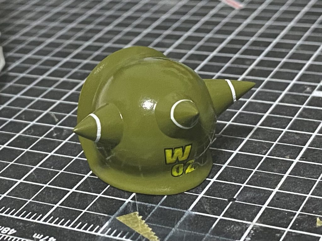 「w02」と書かれたマーキングの上から、黄色のエナメル塗料を塗りました。黒字の縁に沿って、はみ出ない範囲で塗りました。 自作したデカールのインクが溶けないかハラハラしました