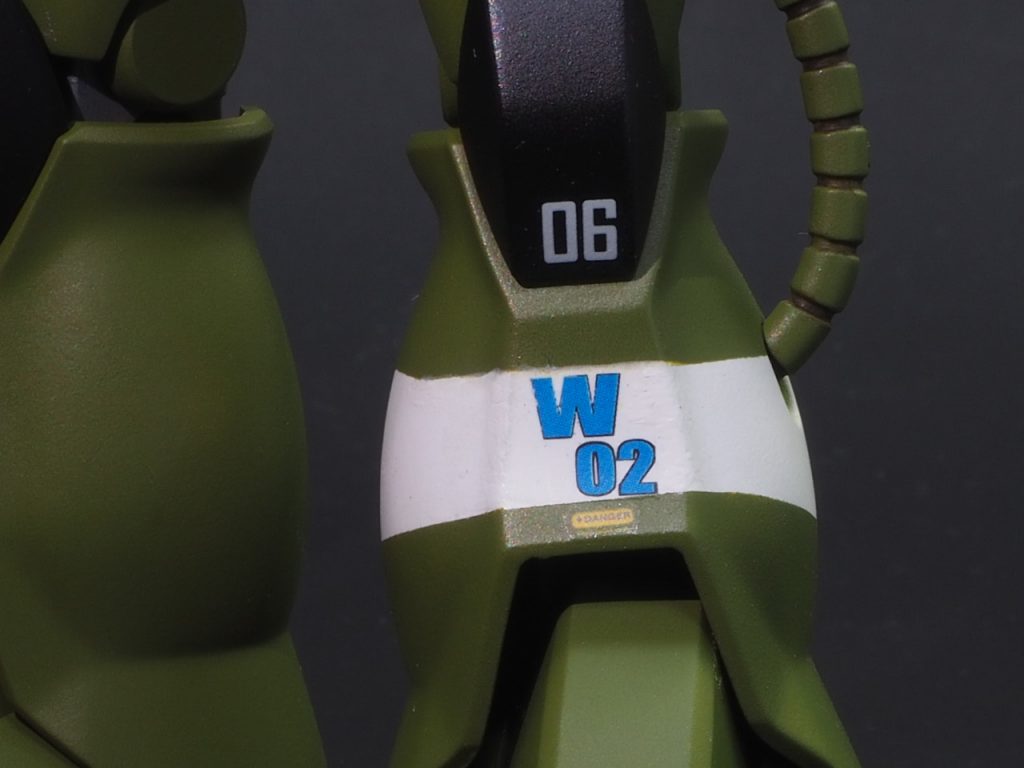 左脚部のみをマスキングテープで覆い、調色したうぐいす色を全身に塗装しました。