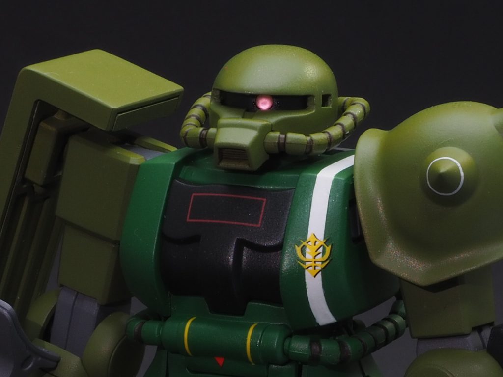 モノアイはWAVE製のHアイズ(ピンク)を埋め込みました。発光しているように見せるため、裏面にガンダムマーカーEX「シャインシルバー」を塗りました。