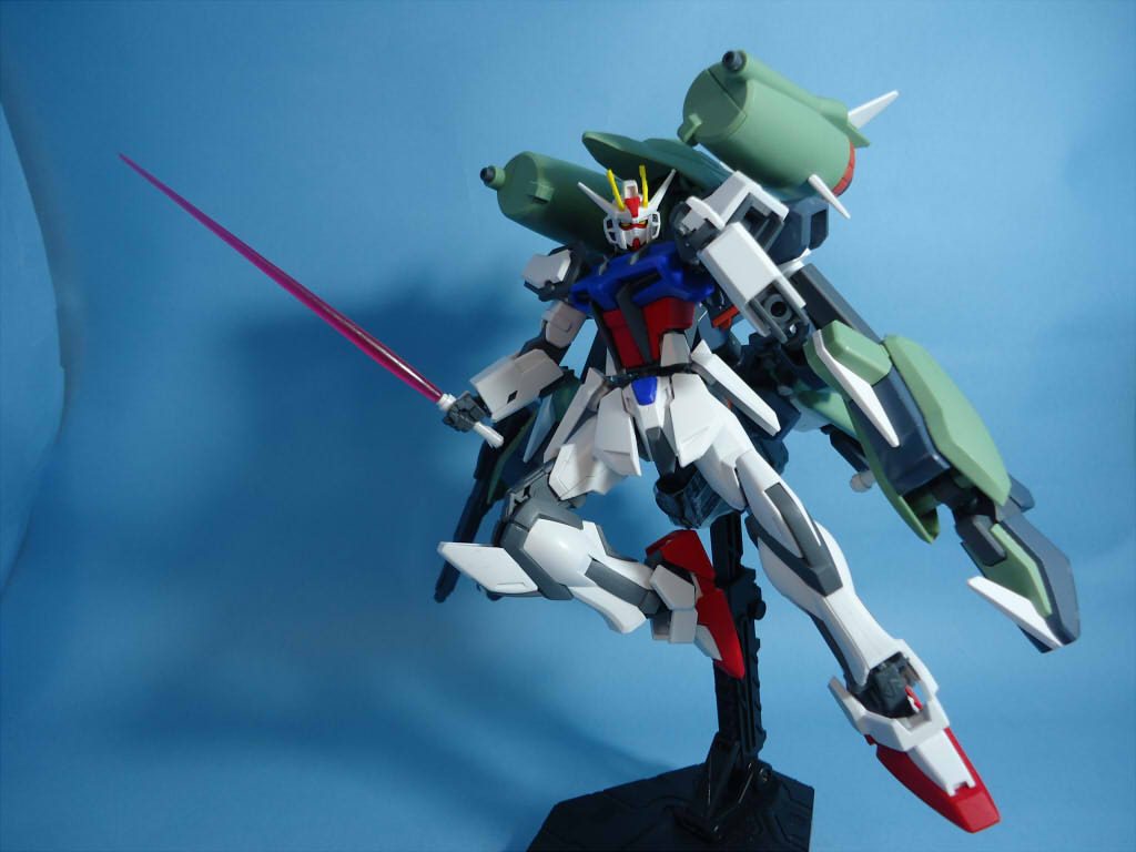 ビームサーベル構え+クロー収納