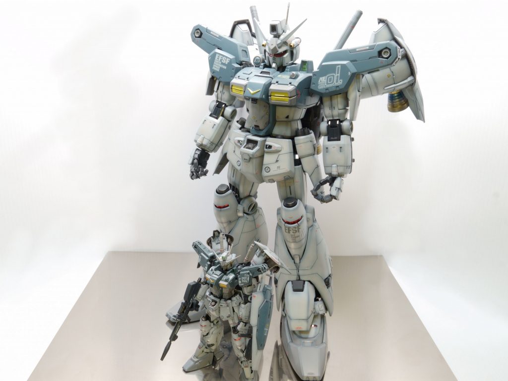 素体の外装を付け替えて、文字通り「換装」することによりこの姿になります。重力下仕様から一転し、各部が巨大になります。特に横幅が1.5倍くらいになってるんじゃないかという変わりようが面白いです。サイズの比較用に、塗装の検証で制作したRGを立たせてみました。