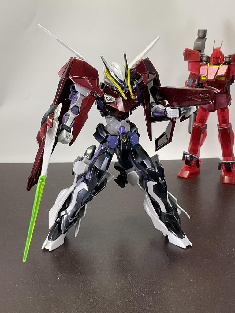 クアドロ。レッド部分は、黒下地+Mr. カラーのスーパージュラルミンの上にGXディープレッドを吹きました。黒部分は、スーパーシルバーの上にクリアーブラックを。シルバーの上にクリアーブラックを吹くと、青みがある黒になるので設定色っぽいなと。