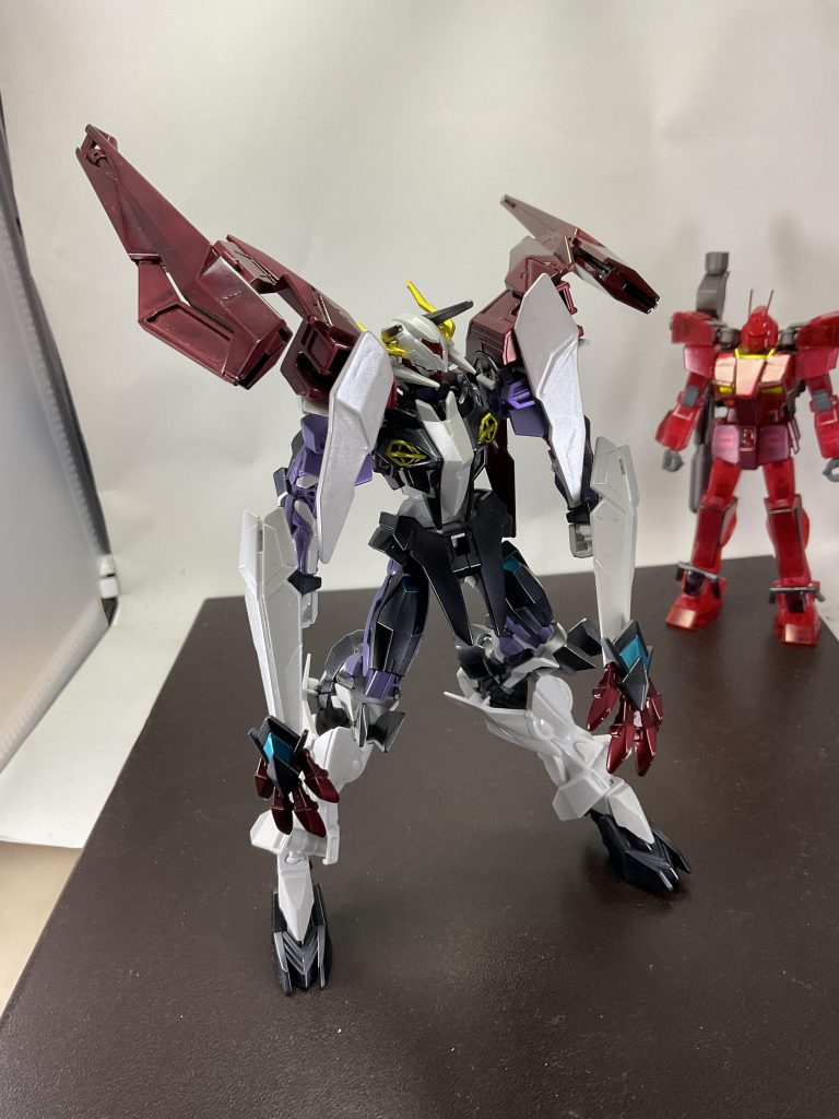 レベルソです。白の部分は、成形色の上にダイヤモンドシルバーでコート。紫部分もアメジストパープルをコート。胸部の金色は、スターブライトブラスを筆塗り。塗装以外の工作は、レベルソの手となる爪をエポパテで裏打ちしたくらい。あとは、面積が広いパーツは、1000番くらいのヤスリで全体的に磨いてます。