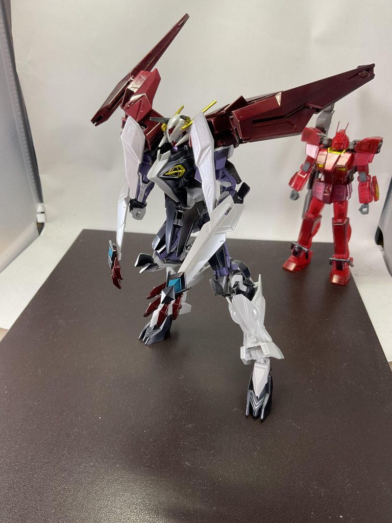 肩の白パーツは、グレーサーフェイサー→クールホワイト→ダイヤモンドシルバーと重ねたのですが、赤みがかってしまいました。成形色の赤が浮き出る。ブリード(染み上がり)というものらしく、下地にシルバー塗装が効果ありとのこと。しかし、やり直す気にはあまりならないです......