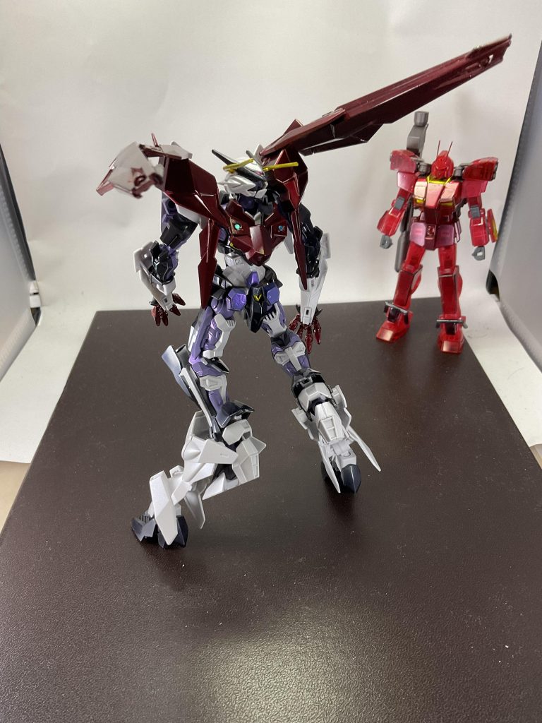 背面。腰部の紫部分はアクリジョンで筆塗り後、アメジストパープルを吹いています。