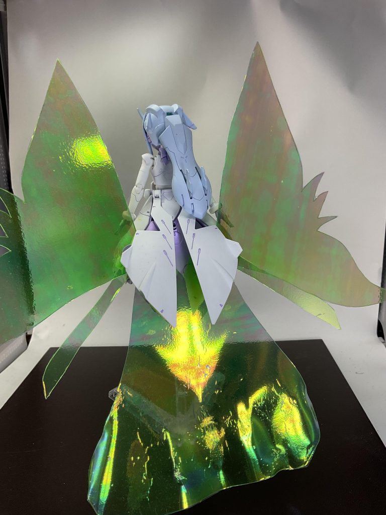 背面。月光蝶のパーツとか持ってないので、透明プラ板で自作しました。劇中の形状を真似て切り出して、オーロラシールを貼りました。さらに、色調を緑によせるため、ガイアカラーのクリアイエローグリーンを吹いています。一部、ヒートガンを使って波状に形を変えようとしたのですがいまくいかなかったです。