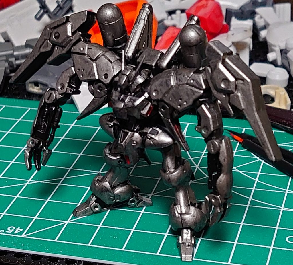 黒サフ吹いてから、筆塗りで銀塗装してます。ミニチュア塗装の技法です。背景が汚い…