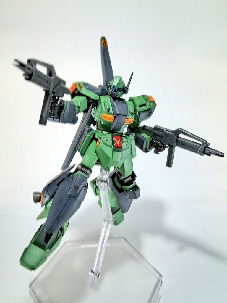 ミサイルポッドと連結部分を切り取りって仕上げました。左手のビームライフルの持ち手も作りました。