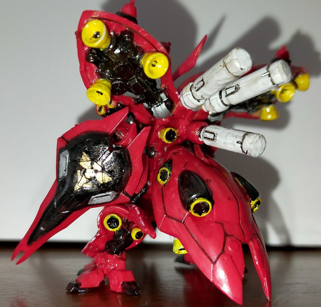 塗装を修整する前、バーニアを黄色にしたらキモくなりオレンジを調色して塗り直しました、バーニアも塗り直し前にくり抜いたので多少違いがあると思います。