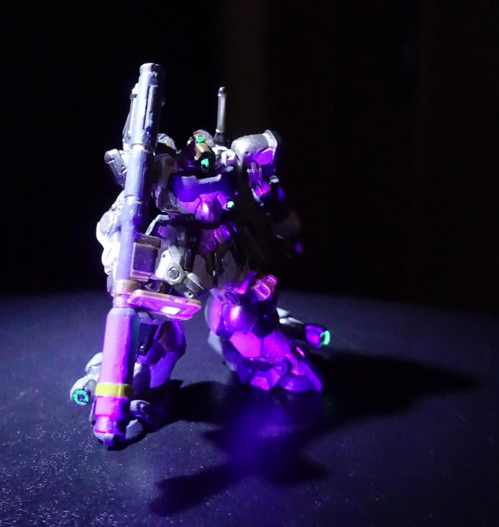 「ビコン!」起動すると、いわゆる「ドムカラー」にボディカラーが変化する(笑)