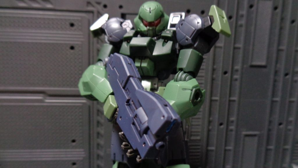 アサルトライフルはテルティウムアームズのライフルのバレルを取っ払ったものです。