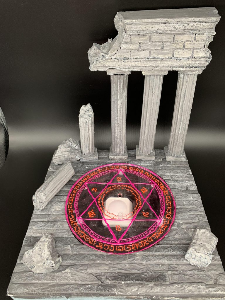 以前製作したフルアーマーナイトガンダムの台座の床を作り直して魔法陣を蓄光塗料で描きました。魔法陣の下からLEDで光らせ外からUVライトを当てて撮影しました。