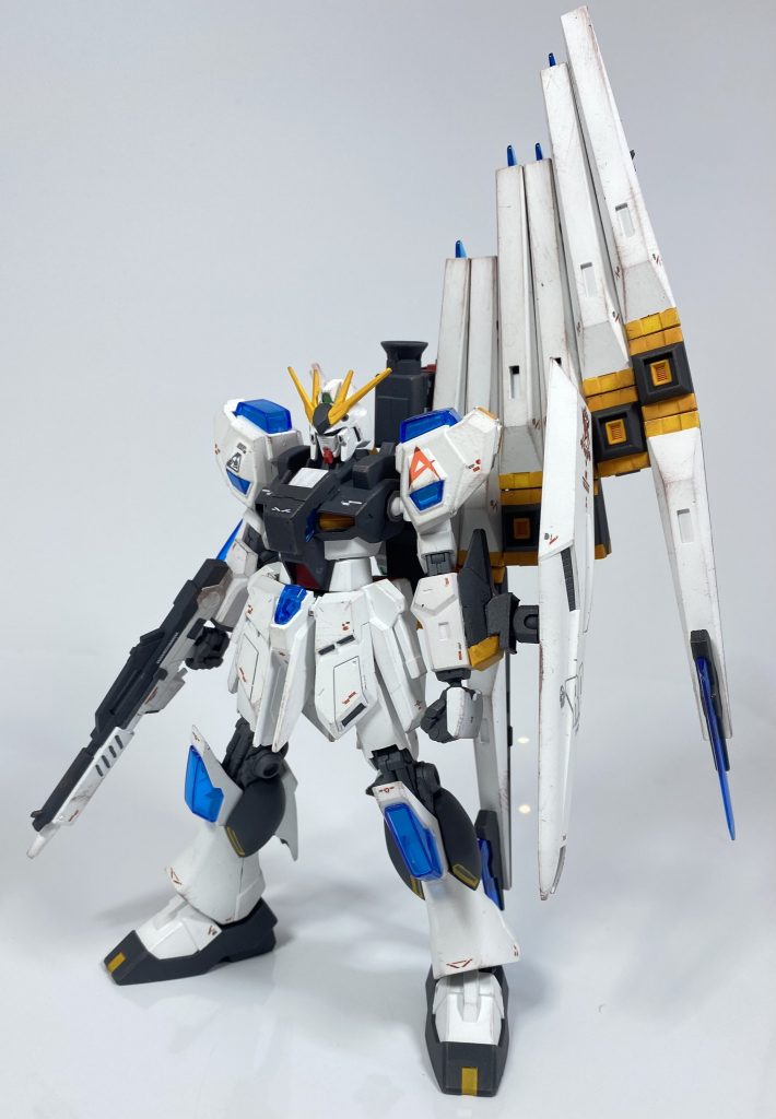 [フル装備形態]素体となるスクランブルνガンダムにプラフスキー・フィンファンネルとニューハイパーバズーカを装備した形態。本機の通常形態であり、基本的にはこの形態で使用される。