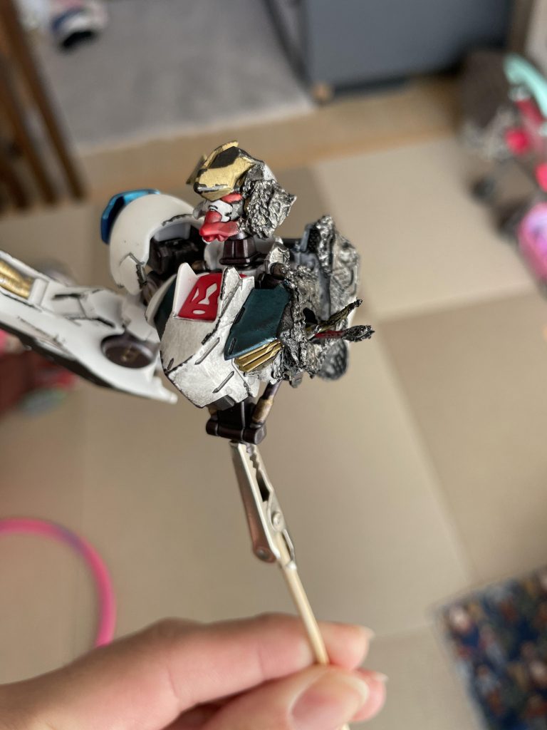 アクリジョンの黒鉄色でドライブラシしてこうなった。