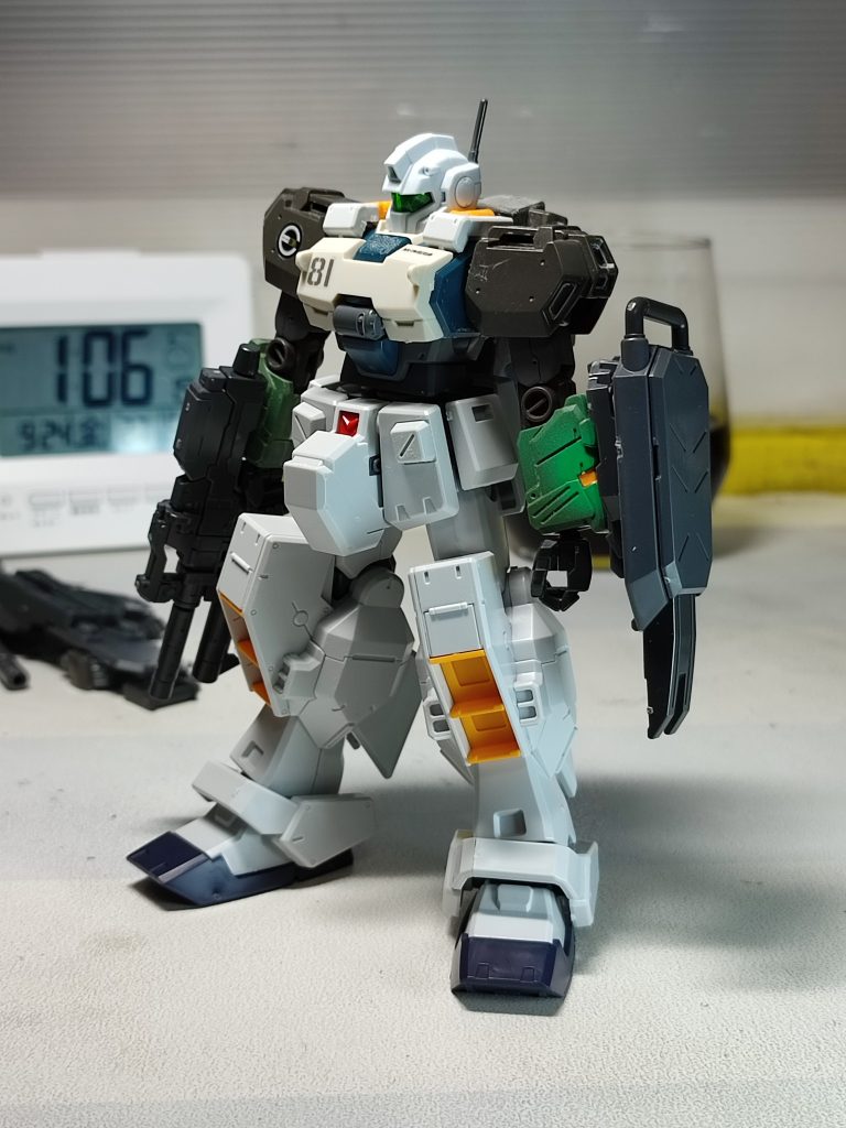 パーツを集め、一旦仮に組んでみた状態。ずんぐりむっくり感がひどいので、プロポーションの手直しからスタートしました。