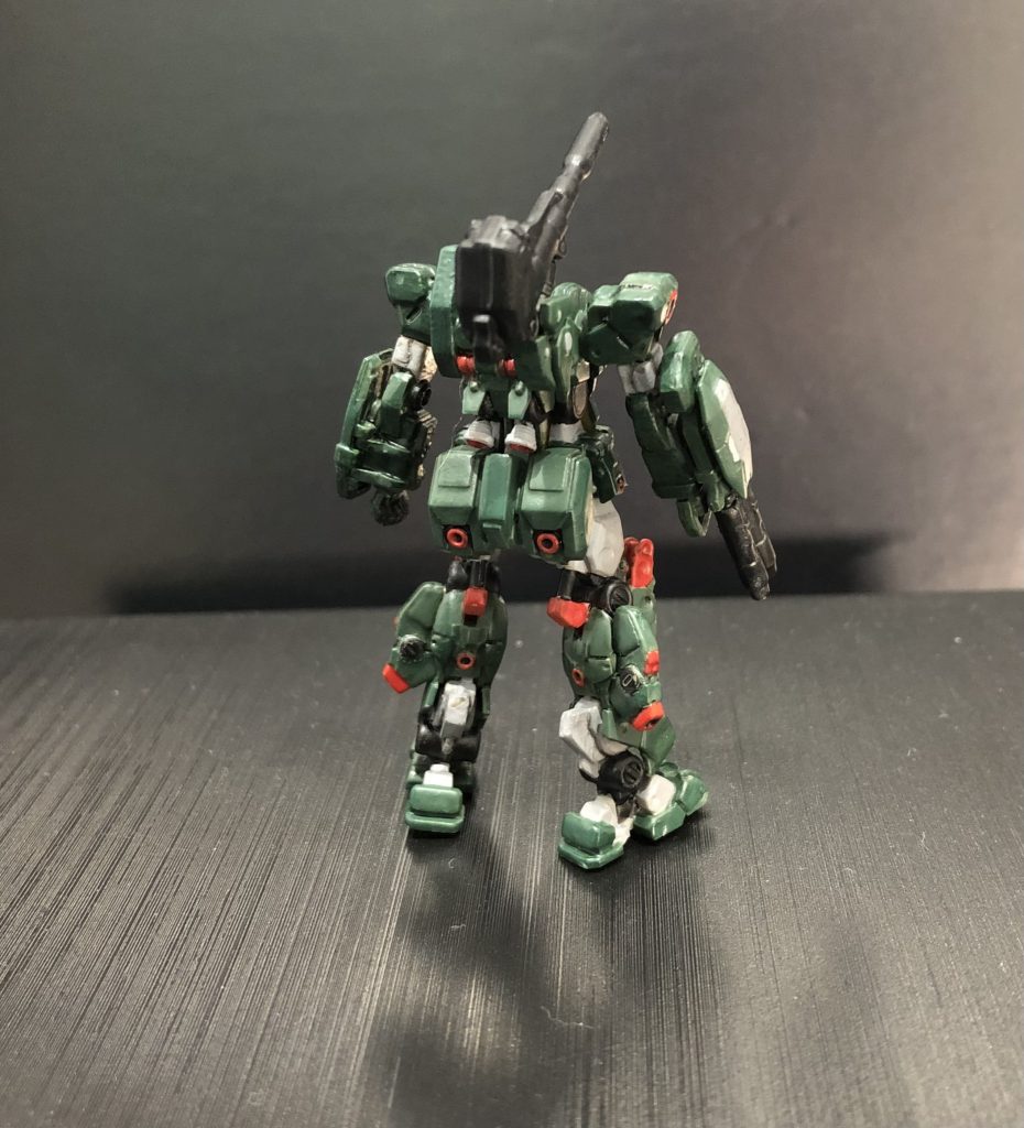 サフによって塗料はのりましたが、やはりモールドは埋まり気味。塗りむらもありますが、もうこの辺が私の限界…。肩とかの丸モールドは貼り直すべきですね。