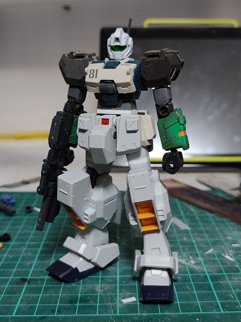 いきなりですが各部延長した状態。脚は脛、太腿を3mmずつ軽6mm、腹部も3mm延長しました。首も埋まってしまっていたので30MMアルトのものを移植、顎が引けるようにしました。