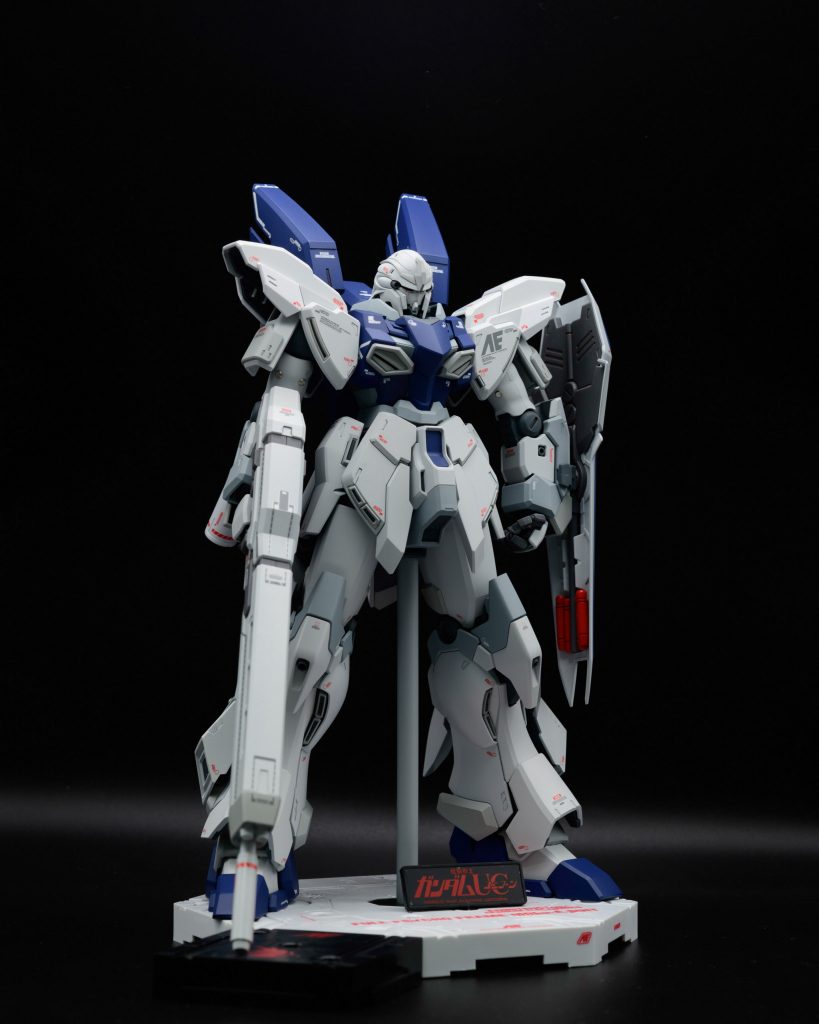 胴体やバックパックのネイビーは明るめに振って試作機とは言えど、ヒロイックな雰囲気にしてみました。