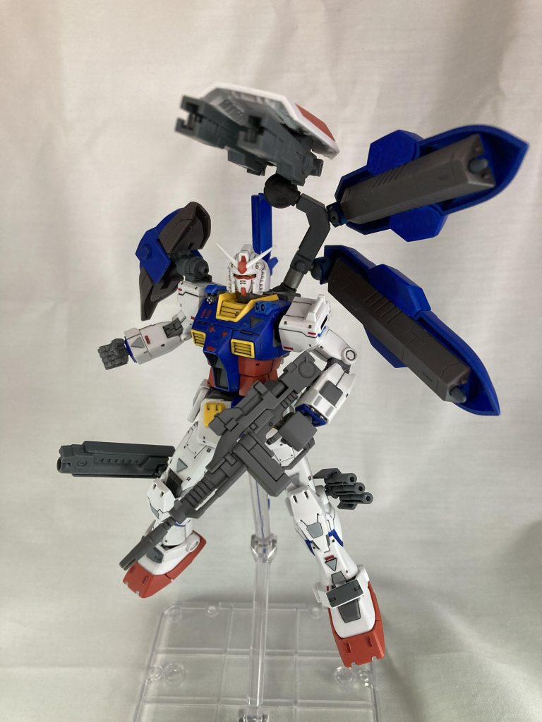 ウイングシールド(アタックモード)背面のウイングシールドに搭載されたツインビームキャノンとアンカーを構えた状態、アンカーにはワイヤーが付いていて敵MSを串刺しにしたまま振り回したり引き寄せたりする、もちろんコックピットはちゃっかり狙う脚部の武装は右足が装甲一体型ビームキャノン、左足が3連装ビーム砲