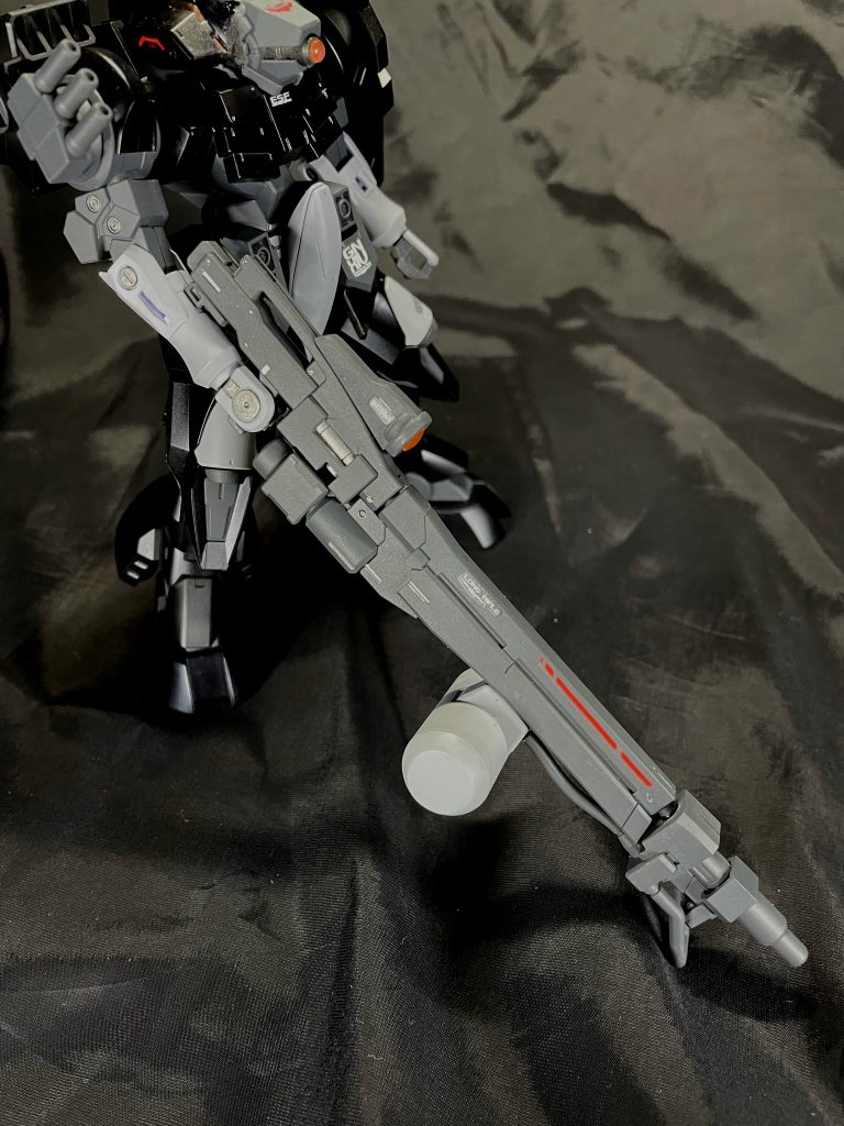 ライフルはジンクスのライフルの先端にストライカージンクスのライフルをくっつけてます。背部のバックパックが粒子タンクも兼ねているためビームの連射ができるが代わりに砲身が焼き付きそうなので冷却剤を注入するタンクを増設しています。