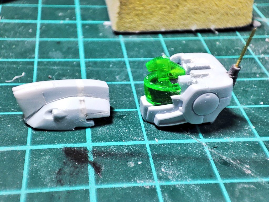 頭部は地味に大手術。前後に1.5mm延長するため分割方法を変更、トサカはプラ板で囲んで前にせり出すように形状変更。アンテナも真鍮線に置き換えています。