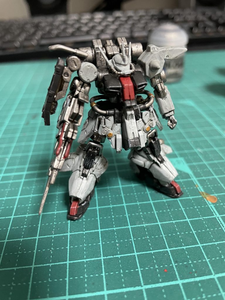 ザクⅢモノアイも塗りたかったですが、何度かチャレンジした結果汚くなったので重ね塗りして無かったことにしました(手抜き)