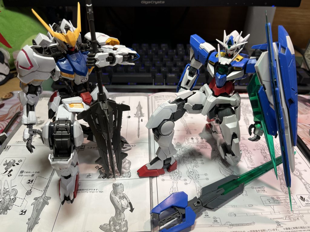 僕が最初に作ったMGであるクアンタとのツーショット。何を血迷ったのかクアンタの方はELSクアンタ風にしたかったらしい(膝や手首が白い点から)バルバトス×クアンタで融合召喚が出来ればなー と思っています。頑張ります(´▽｀)