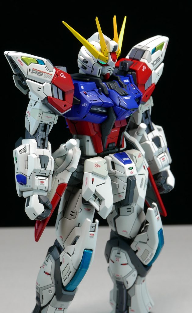 膝アーマー・腰部フロントアーマー、胸前部等、ヤスリとアートナイフによる削り落としで若干形状を変えています。