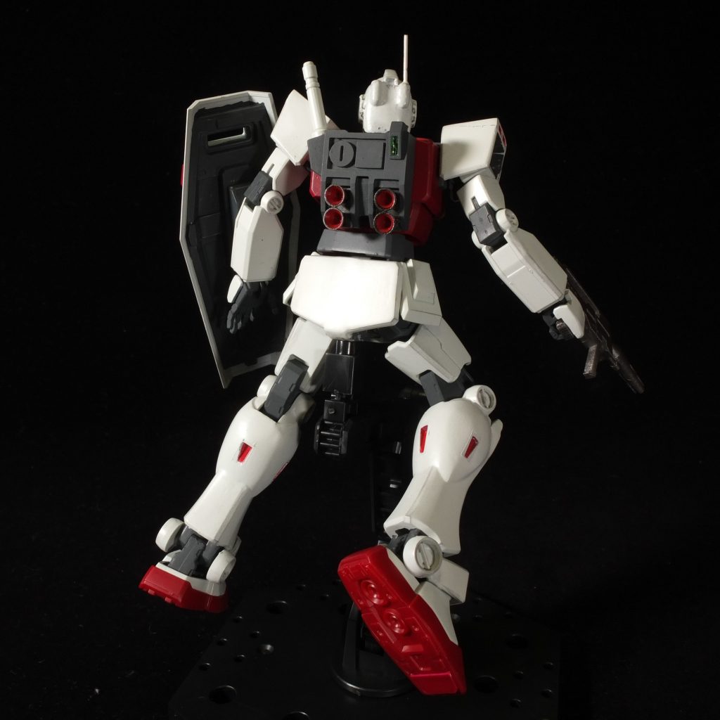 バックショット。足のスラスターが地味に面倒でした。セイラマスオさんならノミ一本で彫っちゃいそうですが、不器用なので凹んだパーツを作って埋め込みました