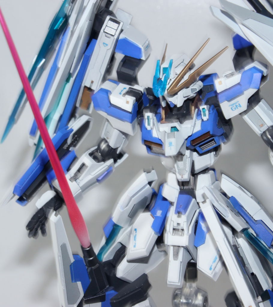 近接戦闘時の隠し球として膝の大型クラビカルアンテナの裏側に固定式のサーベルを装備。[ルナティックバースト]