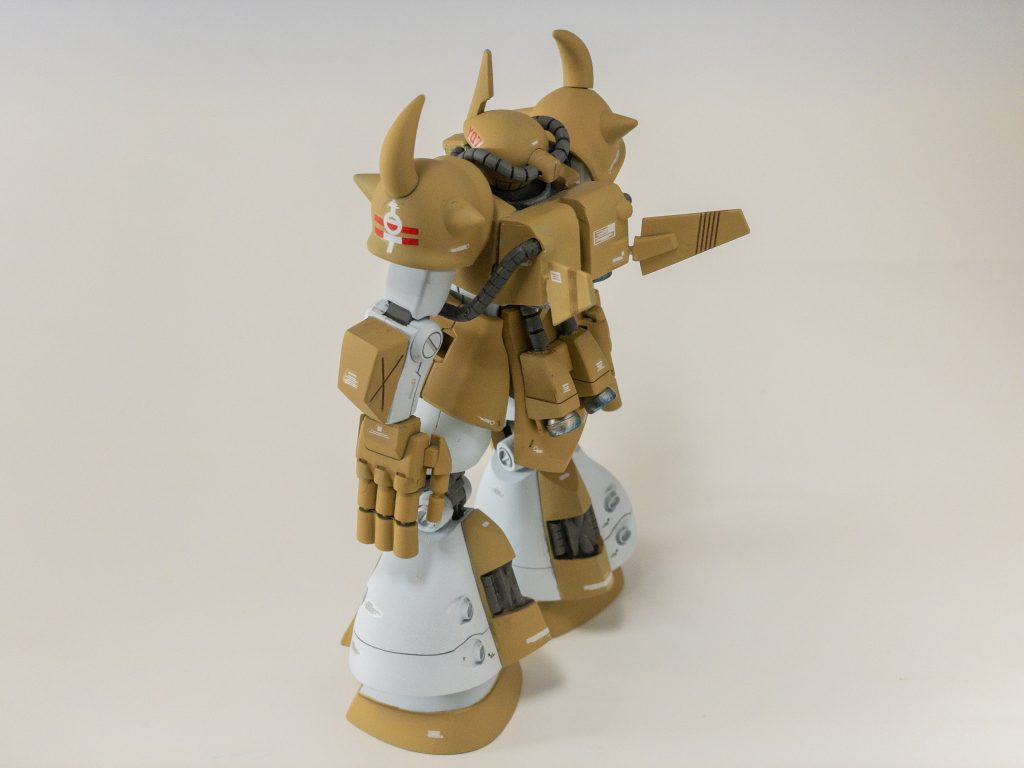 バックパックをすり合わせて、動力パイプの角度を変更しました。デカールも現代風に配置してみました。