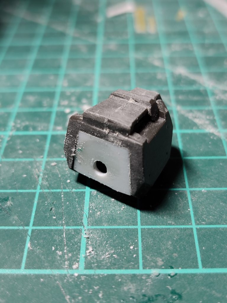 肩もそのままでは付かなかったので接続法を変更。プラ板で蓋をして穴を開け、ジョイントで挟む形状に変更。