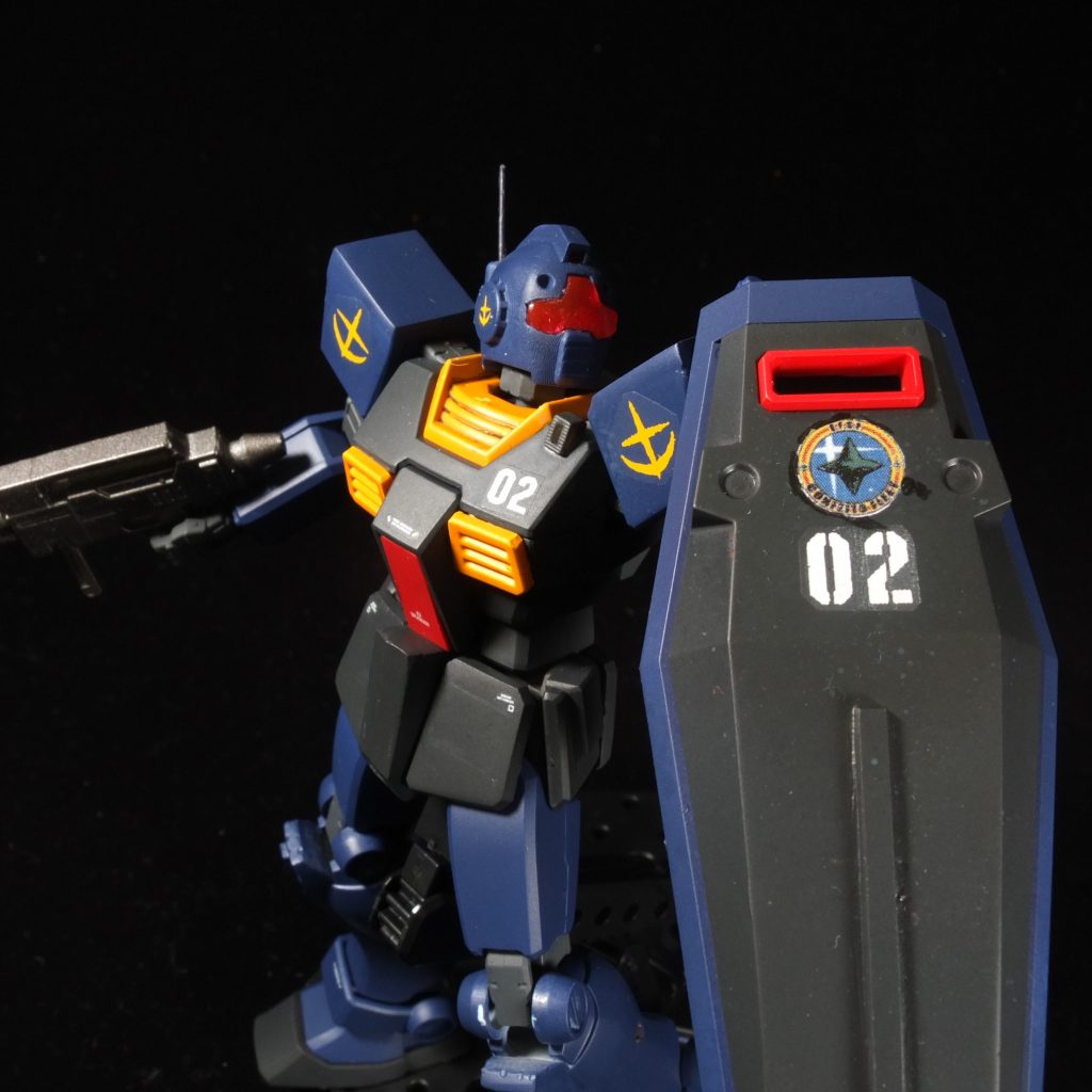 コンペイトウ艦隊のジムIIは、濃色ということしかわからないので、好みでティターンズカラーにしてみました(ネモカラーな気もするけど、こっちの方がカッコいいし)本体マーキングはコミック準拠。盾はコンペイトウ艦隊のエンブレムが設定されていたので、それにしてみました。デカールはちょっと失敗