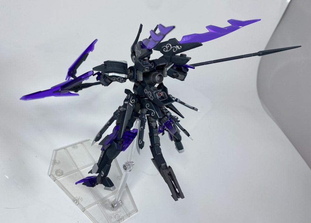 [フリューゲンドラッヘ]背部に装備される大型推進器。普段は跳躍時や加速時のスラスターとしての役割を果たすものであるが、最大出力時には超高濃度のGN粒子が一時的に結晶化を起こし、翼のような結晶体が生成される。この最大出力時には、飛行スキルが付与されるため、通常の跳躍に加え、空中でのより高度な機動も可能となる。