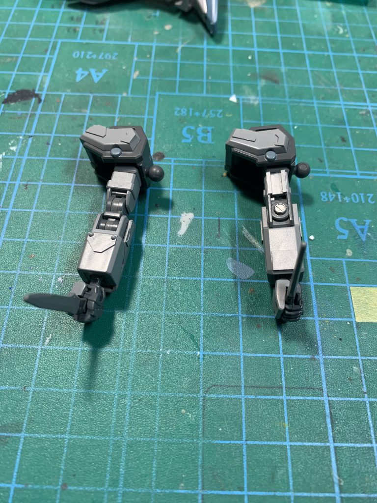 両腕 シールドのマウントする穴はランナーとディテールアップパーツで埋めてディテールに変更
