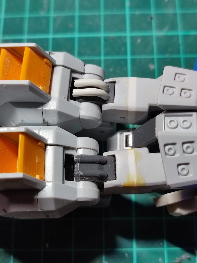 膝裏はディテールがだるかったのでパイプ状のディテールを削って、穴を開けて2mmのワイヤーパーツに置き換え。塗装後に接着しました。