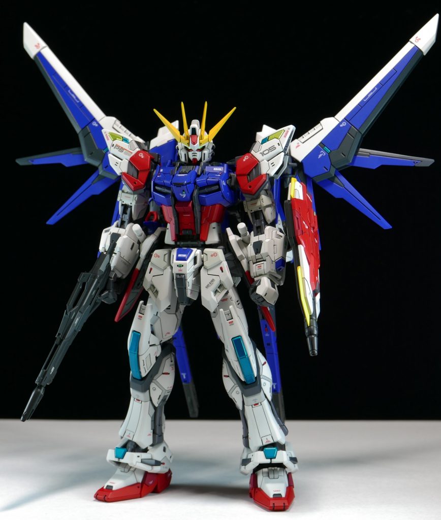 ビルドストライクガンダム フルパッケージ   思いのほかビルドブースターがデカく後ろに重量が集中しがちで、MSジョイントシステムの関節部の緩さも相まって自立させるのに一苦労でしたw