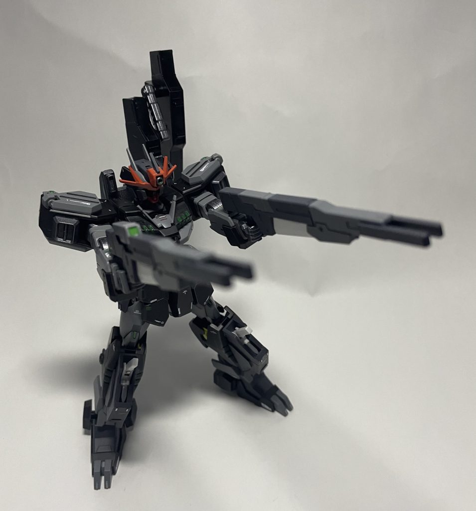 腰部に懸架できるマガジンライフルやGNピストル、GNライフルビッドなど駆使して、戦場を華麗に舞う！膝にあるGNピストルのホルスターはプラ板でスクラッチ＆初筋彫りもしてみました！しかし、この形態で対応できない相手には・・・