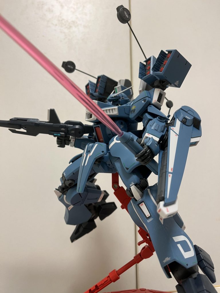 ミサイルとインコム。インコムは多分2度とディスプレイすることないだろうなぁ。めんどくさいし、形状維持が大変ですw後、インコム射出口を削ってクリアランスを確保して、インコムのデカールの剥がれ防止を一応しています。