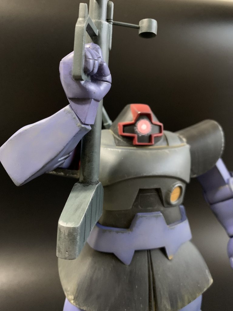 元のままではバズーカかっこよく構えられないので、持ち手の角度を大きく変えて、脇にバズーカを構えた時に自然に見えるようにしました。