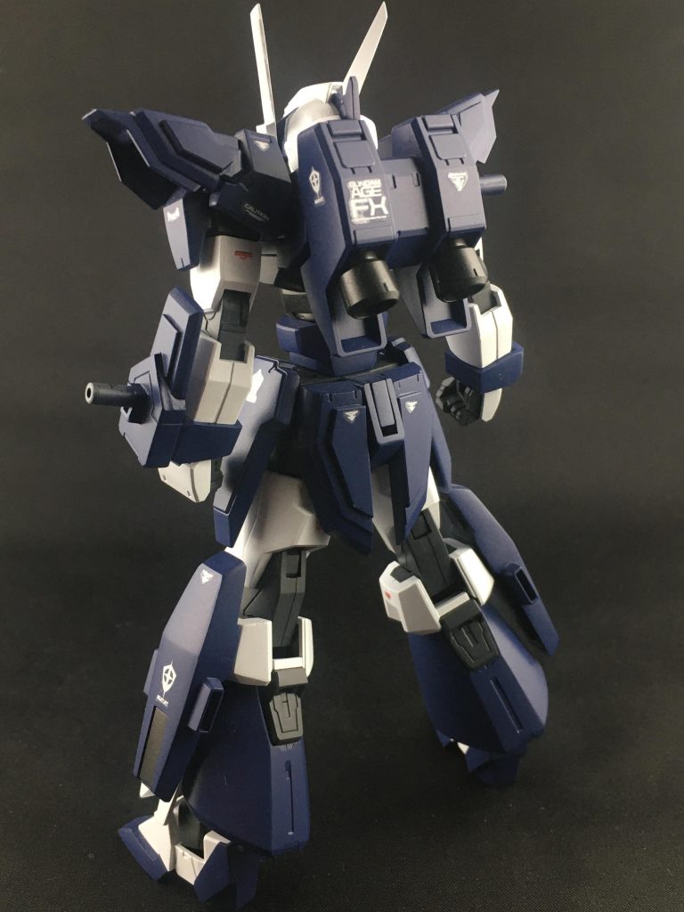 背部です、コアファイターが入る穴は埋めて、ジェノアスIIのバックパックを装備させています